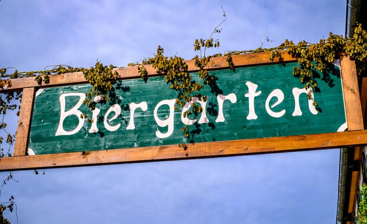 Schild mit Aufdruck Biergarten im Biergarten in Hunsrück