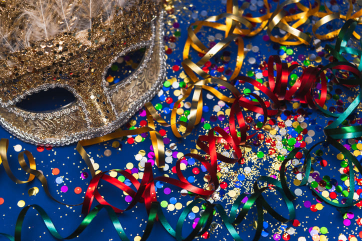 Masken- und Karnevalsdeko im Hunsrück